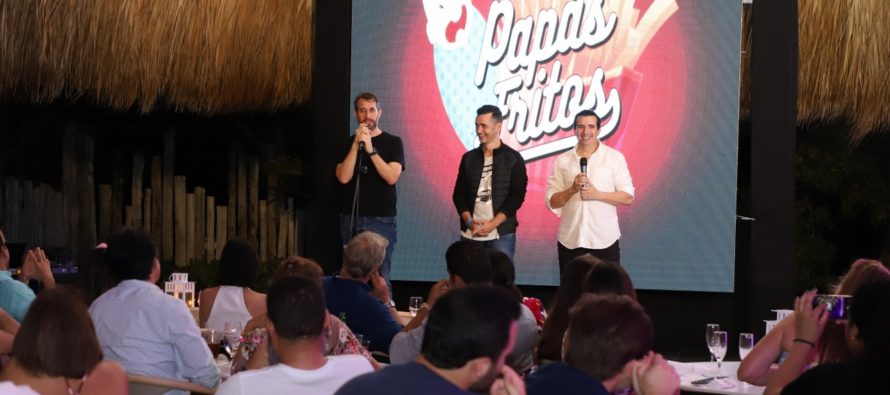 Carlos Sánchez presenta espectáculo de humor «Papás Fritos» en Playa Blanca