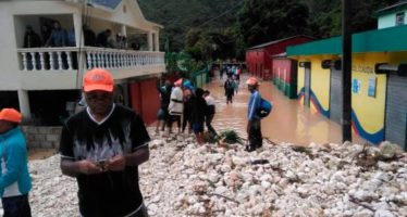 Inundaciones causan daños en Barahona tras fuertes lluvias