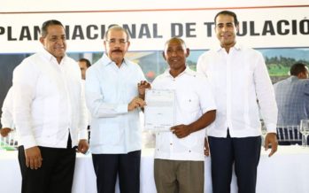 Presidente Medina entrega títulos a parceleros de Hato Mayor y El Seibo