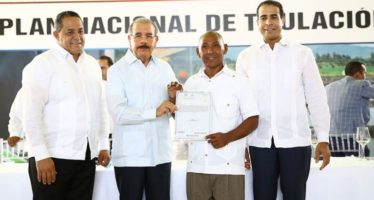 Presidente Medina entrega títulos a parceleros de Hato Mayor y El Seibo
