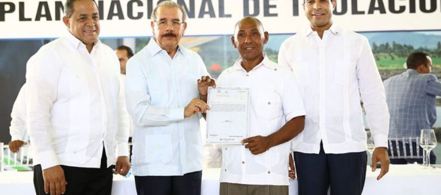 Presidente Medina entrega títulos a parceleros de Hato Mayor y El Seibo