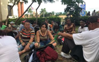 Campesinos de El Seibo esperan que el presidente los reciba; permanecen frente al Palacio Nacional desde el viernes