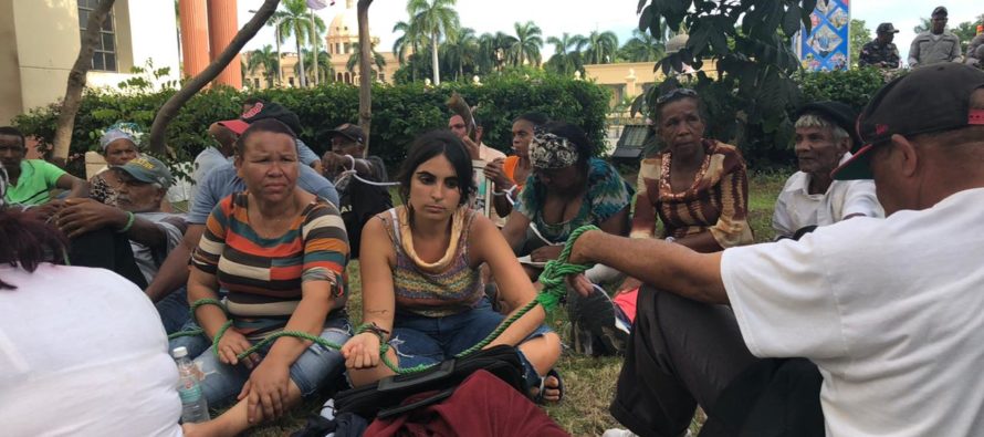 Campesinos de El Seibo esperan que el presidente los reciba; permanecen frente al Palacio Nacional desde el viernes