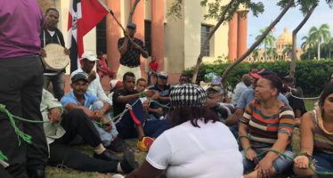 Sacan a la fuerza a los campesinos de El Seibo que acampaban frente al Palacio Nacional