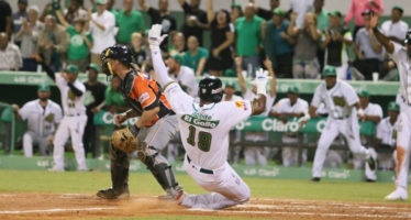 Las Estrellas blanquean a los Toros en su primer encuentro