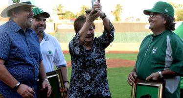 Estrellas hacen homenaje póstumo a Vicente Feliú y su viuda