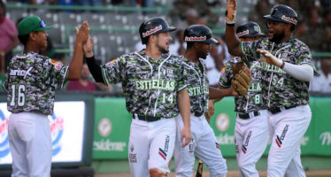 Estrellas derrotan a los Gigantes 9-5; Lewin Díaz se despidió en grande