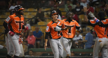 Toros logran su 11ª victoria seguida; vencen al Escogido 12-9