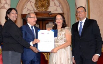 Presidente Medina entrega Premio Nacional de Periodismo a la periodista Emilia Pereyra