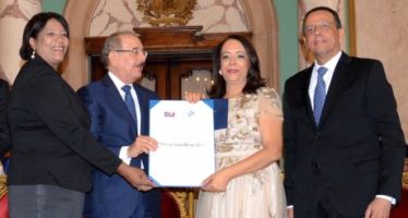 Presidente Medina entrega Premio Nacional de Periodismo a la periodista Emilia Pereyra