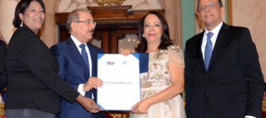 Presidente Medina entrega Premio Nacional de Periodismo a la periodista Emilia Pereyra