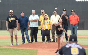 Nati Natasha tira primera bola previo a encuentro entre Tigres y Águilas