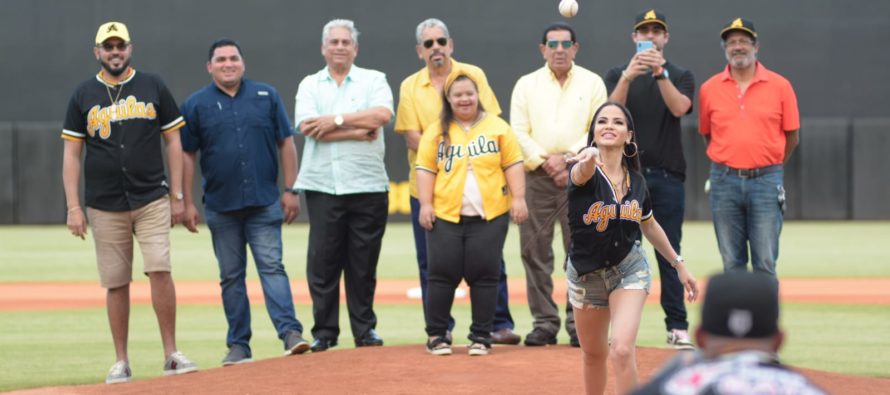 Nati Natasha tira primera bola previo a encuentro entre Tigres y Águilas