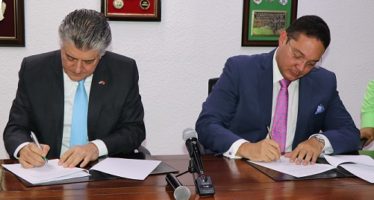 Cámara de Comercio Dominico-China y UCE firman acuerdo de colaboración