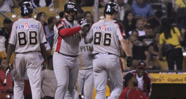 Leones se acercan a la semifinal; golpean a las Águilas 11-1