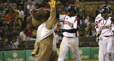 Leones derrotan 10-2 a las Águilas; Franchy Cordero impulsó 4