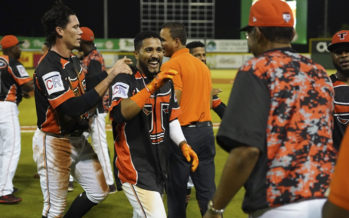 Toros dejan en el terreno a los Tigres; llevan 11 victorias seguidas