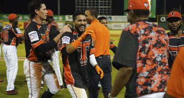 Toros dejan en el terreno a los Tigres; llevan 11 victorias seguidas