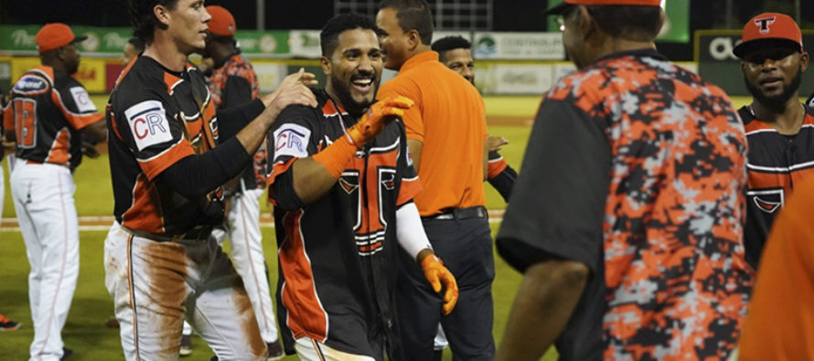 Toros dejan en el terreno a los Tigres; llevan 11 victorias seguidas