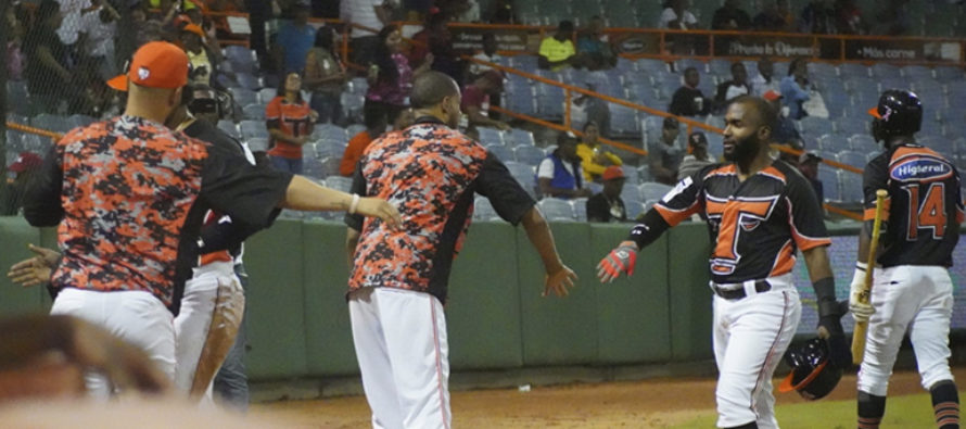 Toros a terminan con 12 triunfos seguidos al derrotar a los Leones