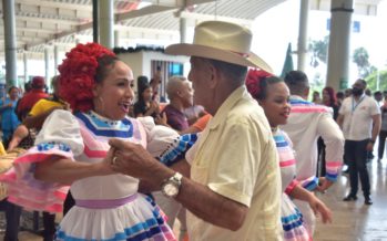 Dan recibimiento navideño “con sabor cibaeño” a miles de dominicanos ausentes