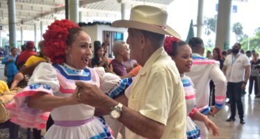 Dan recibimiento navideño “con sabor cibaeño” a miles de dominicanos ausentes