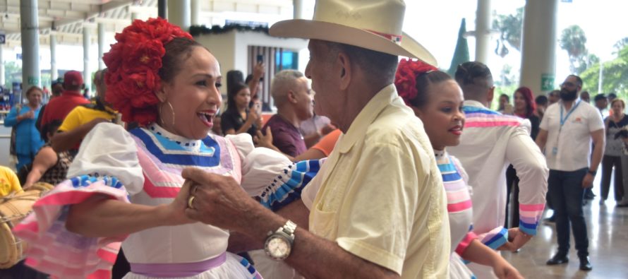 Dan recibimiento navideño “con sabor cibaeño” a miles de dominicanos ausentes