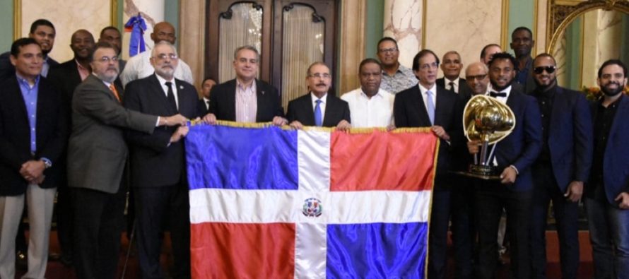 Presidente Danilo Medina recibe a los Toros del Este