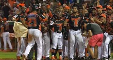 Toros hacen historia y se colocan a un paso de la corona