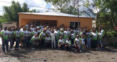 ASODHAMI entrega casa a persona de escasos recursos en Hato Mayor