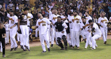 Águilas derrotan a los Toros en Santiago