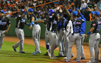 Tigres apalean a los Toros 17-2 en primer juego de la Serie Final