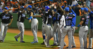 Tigres apalean a los Toros 17-2 en primer juego de la Serie Final