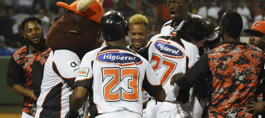 Toros consiguen segundo triunfo ante Licey en la serie final