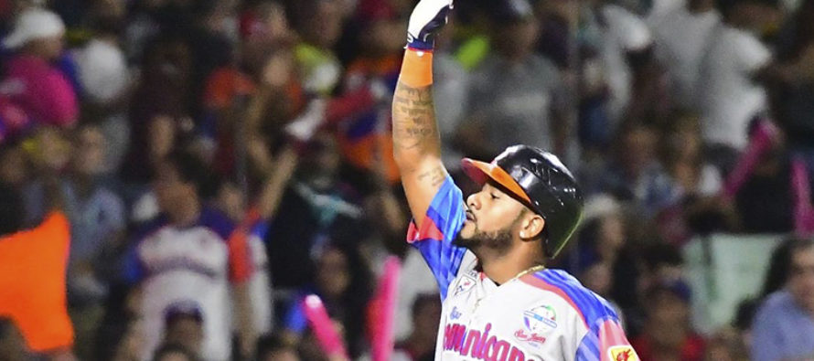 Valdespín batea jonrón, doble y remolca 5 en triunfo Toros de RD vs. Puerto Rico