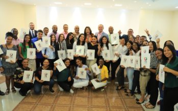 Entregan 36 becas a estudiantes meritorios en la provincia Hato Mayor