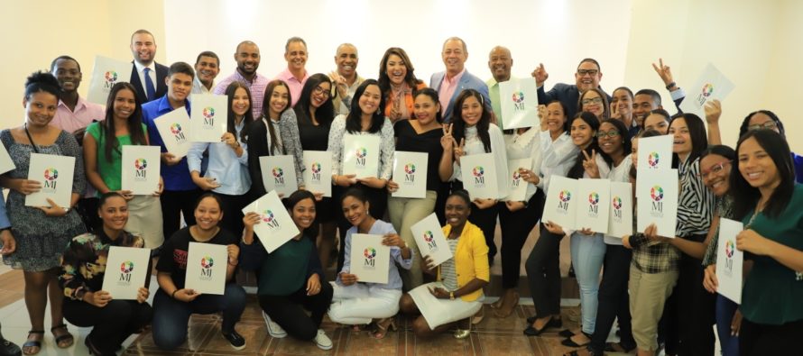 Entregan 36 becas a estudiantes meritorios en la provincia Hato Mayor