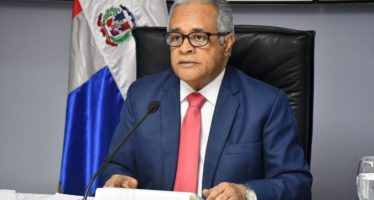 Ministro de Salud garantiza transparencia en compras y defiende su moral