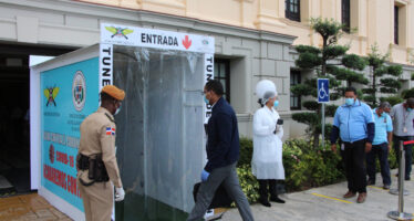 Instalan un túnel de desinfección en Palacio Nacional ante COVID-19