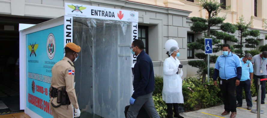 Instalan un túnel de desinfección en Palacio Nacional ante COVID-19