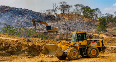 Obras Públicas afirma fuego en Duquesa está controlado en un 60% y humareda en 40%