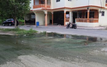 Residentes del sector Brisas de HM esperan solución a alcantarilla expulsando agua con heces