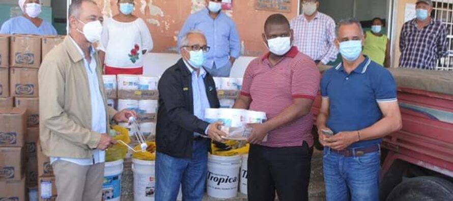 Ministro de Salud entrega donativo a hospital de Sabana de la Mar