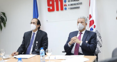 Montalvo muestra el Sistema 911 al ministro de la Presidencia designado, Lisandro Macarrulla