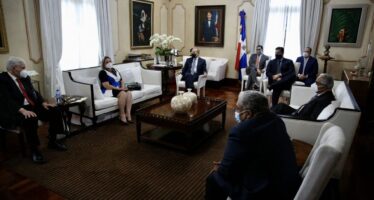 Presidente recibe informe acciones contra COVID-19 por Comisión Alto Nivel