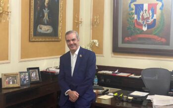 Luis Abinader invita a no colocar su foto en las instituciones del Estado