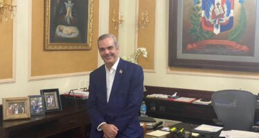 Luis Abinader invita a no colocar su foto en las instituciones del Estado