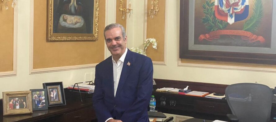 Luis Abinader invita a no colocar su foto en las instituciones del Estado