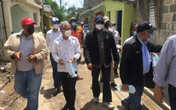 Ministro de salud visita Hato Mayor tras el paso de la tormenta Isaías