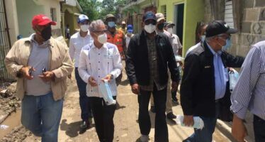 Ministro de salud visita Hato Mayor tras el paso de la tormenta Isaías